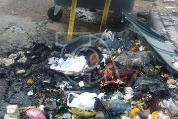 El vandalismo calcina un contenedor en Las Huesas (Telde)/TA.